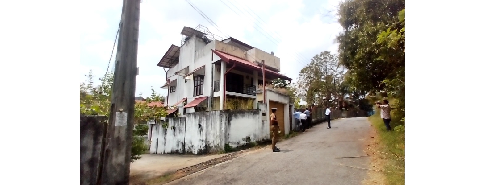 පොඩි ලැසීට අයත් නිවසක් හා ඉඩමක් පරිහරණය අත්හිටුවයි